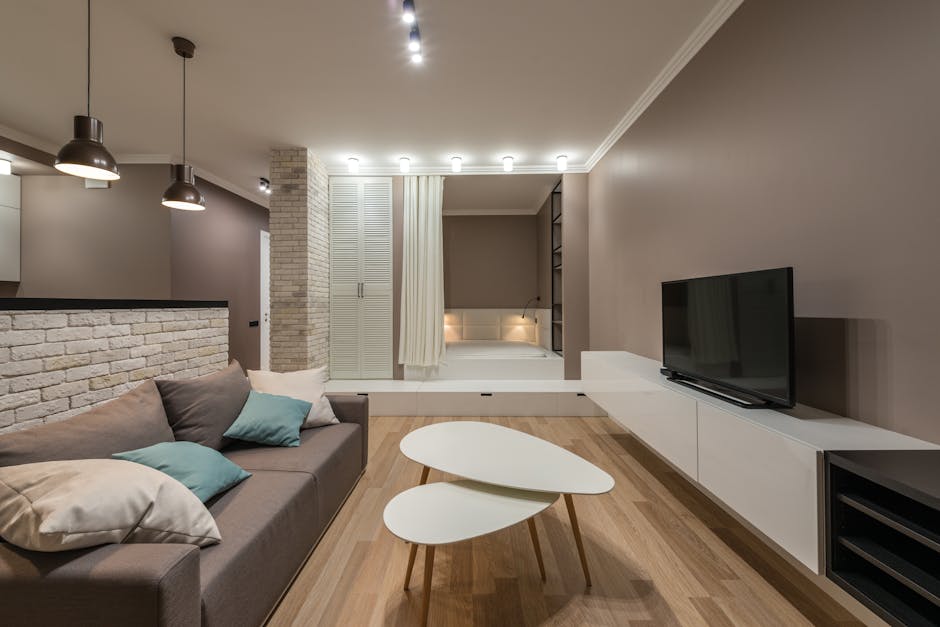 Een wit houten tv-meubel in een moderne woonkamer, gecombineerd met diverse accessoires en kleuren voor een frisse uitstraling.